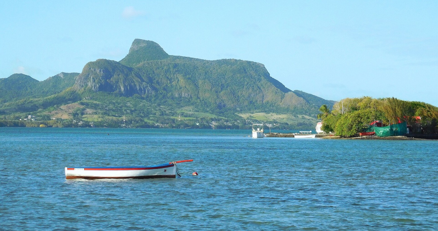 La Montagne du Lion vue depuis la baie de Mahébourg, une pirogue au premier plan
